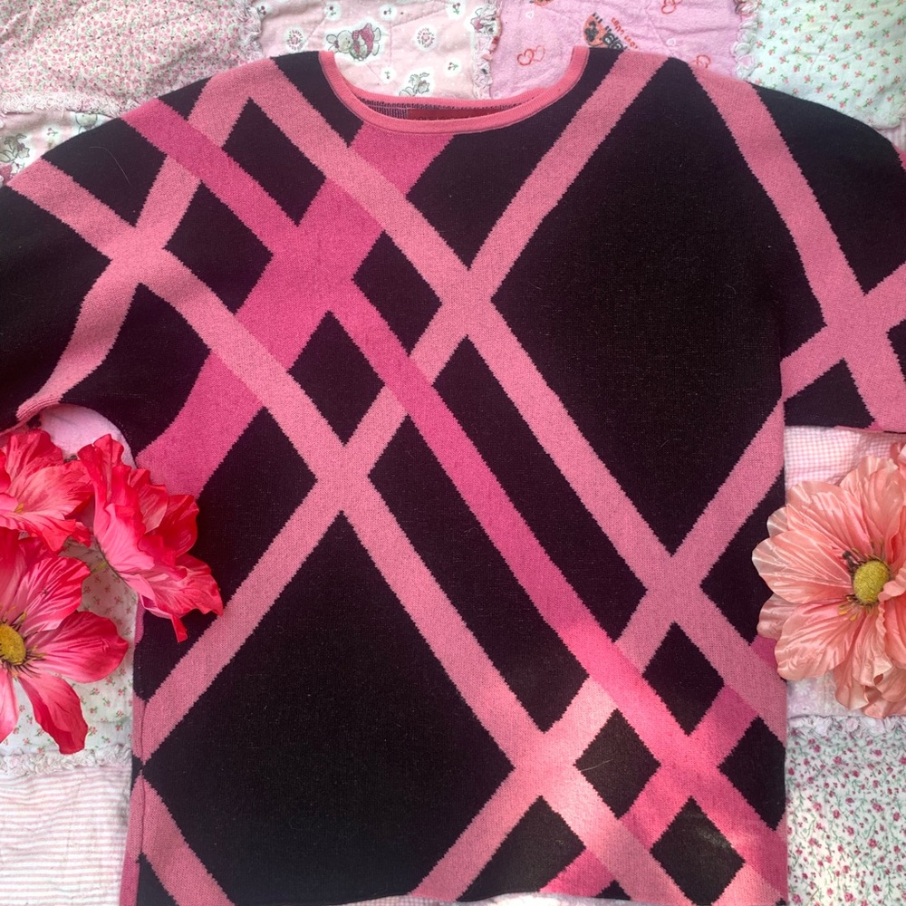 LOVE SCARLET-Geometric Pink and Black Sweater